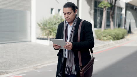 Ciudad,-Tableta-Y-Hombre-De-Negocios-Caminando-Escribiendo