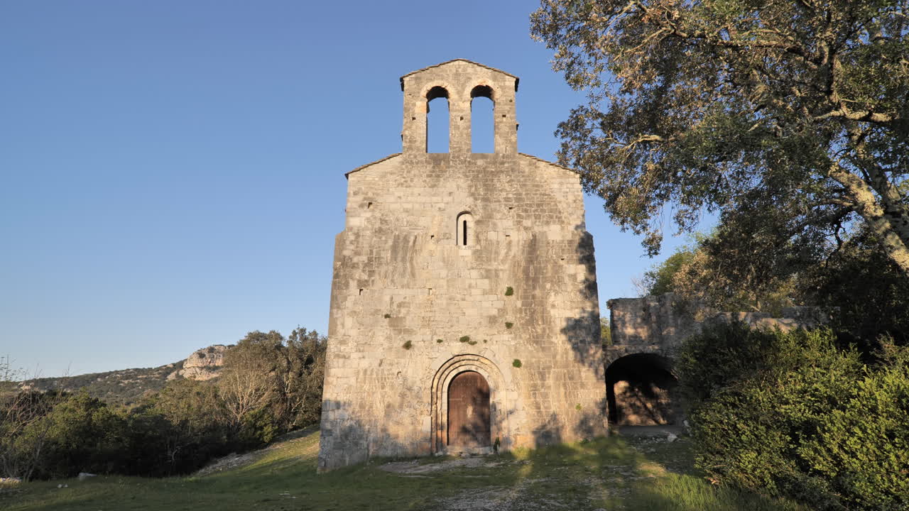 iglesia en las montañas languedoc roussillon noche día francia