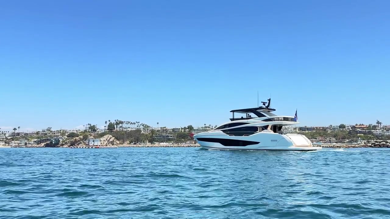 Kaliforniya, Newport Beach'teki Newport Limanı'nın güzelliğini deneyimleyin. Çarpıcı sahil manzaralarının, lüks yatların, yelkenlilerin ve Güney Kaliforniya'nın en ikonik kıyı destinasyonlarından birinin keyfini çıkarın.