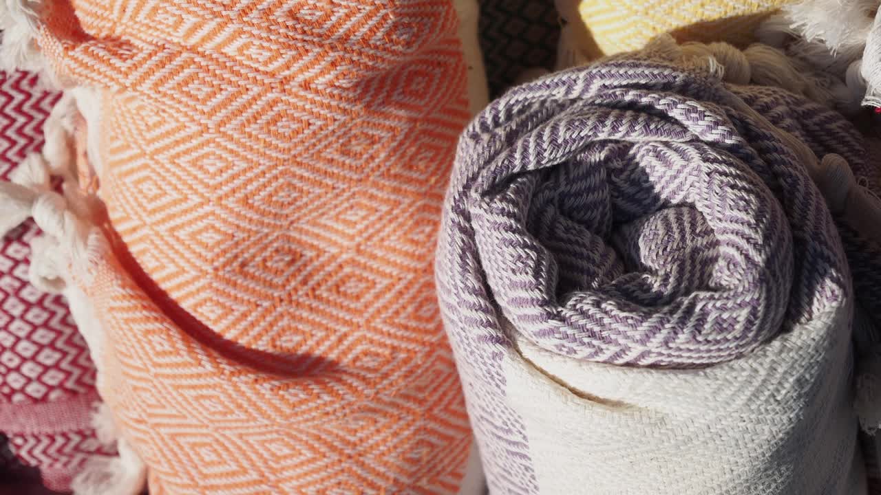 다채로운 굴러진 수건