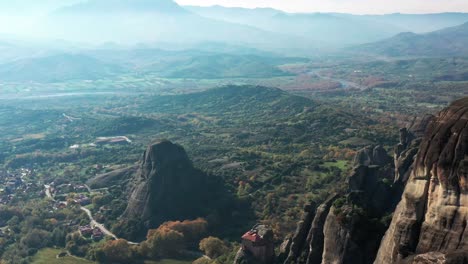 Meteora-Es-Una-Formación-Rocosa-En-Grecia-Que-Alberga-Uno-De-Los-Mayores-Complejos-Construidos-De-Monasterios-Ortodoxos-Orientales