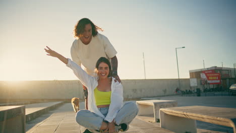 una pareja patinando al atardecer.