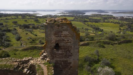 castillo de mourao y embalse de presa de alqueva en alentejo, portugal
