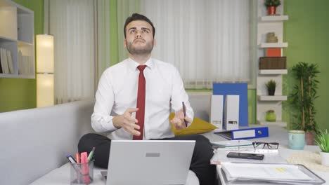 serpiente del trabajo y hombre de negocios aburrido está abrumado.