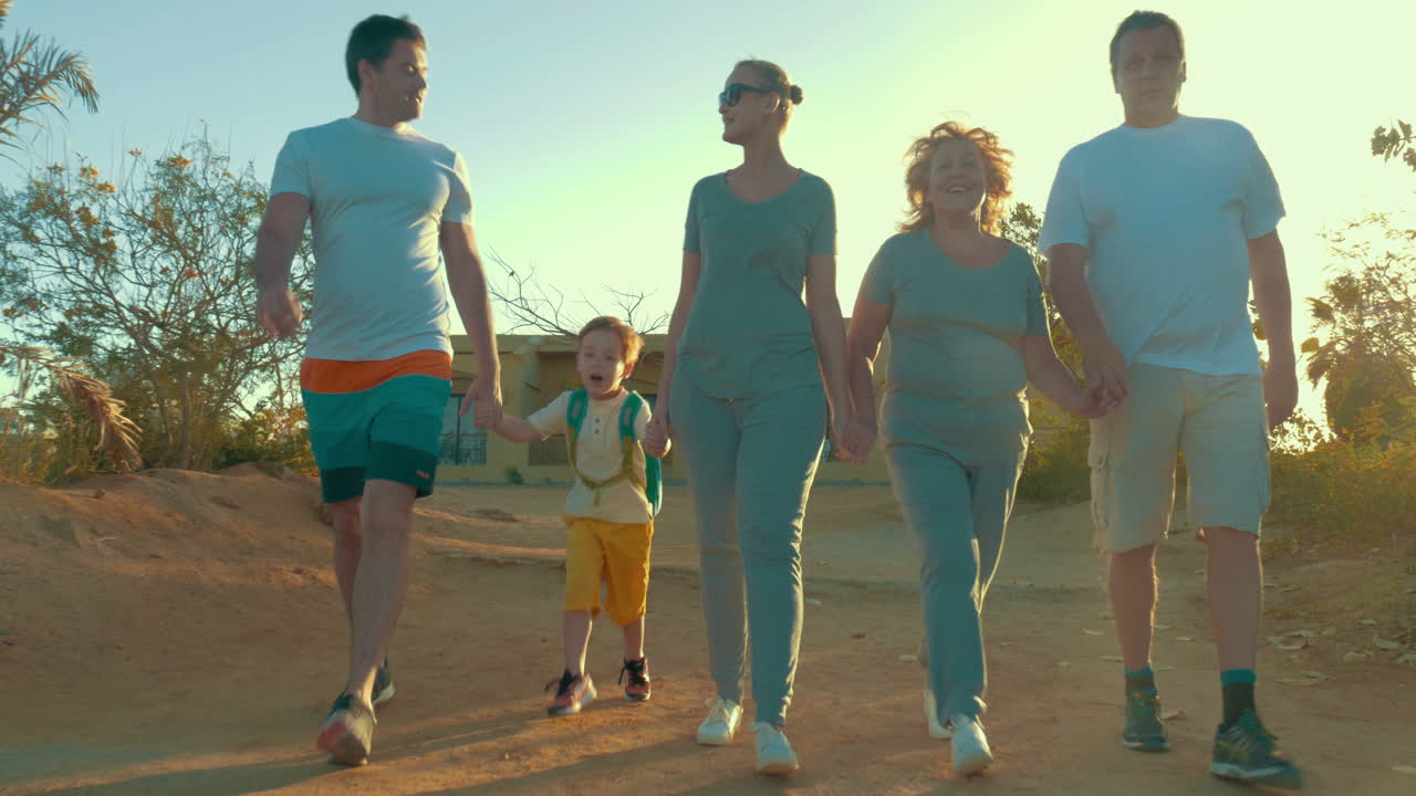 큰 가족이 휴가에 하이킹을 가고 있습니다.