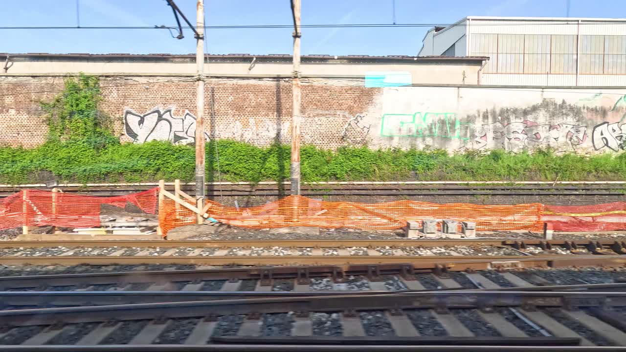 밀라노의 기차 트랙 에 있는 그래피티로 인 벽