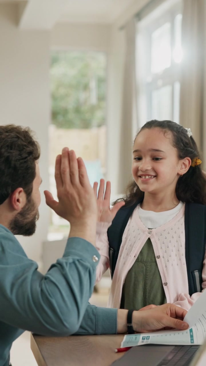 Ragazza che mostra la sua eccellente pagella al padre
