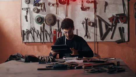 trabajador metalúrgico diseñando en un taller