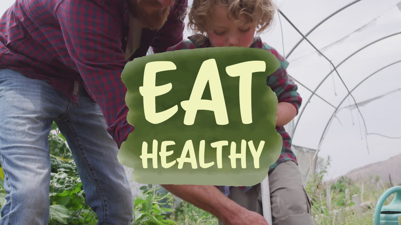 건강한 음식을 먹는 텍스트 배너의 애니메이션 백인 남성 농부가 아들에게 농사를 짓는 법을 가르니다.