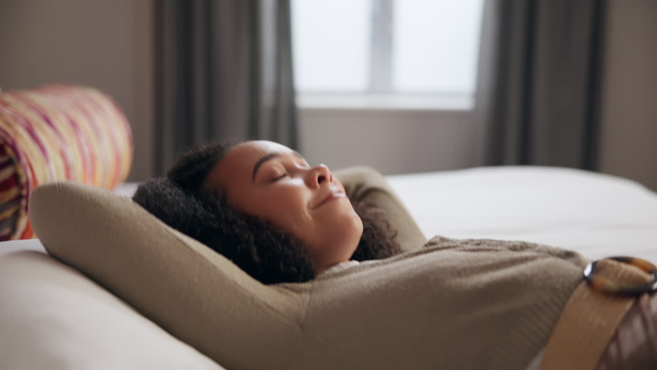 mujer relajándose en la cama