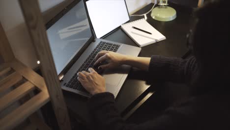 Mujer-Joven,-Hojear,-Computador-Portatil,-En,-Sala