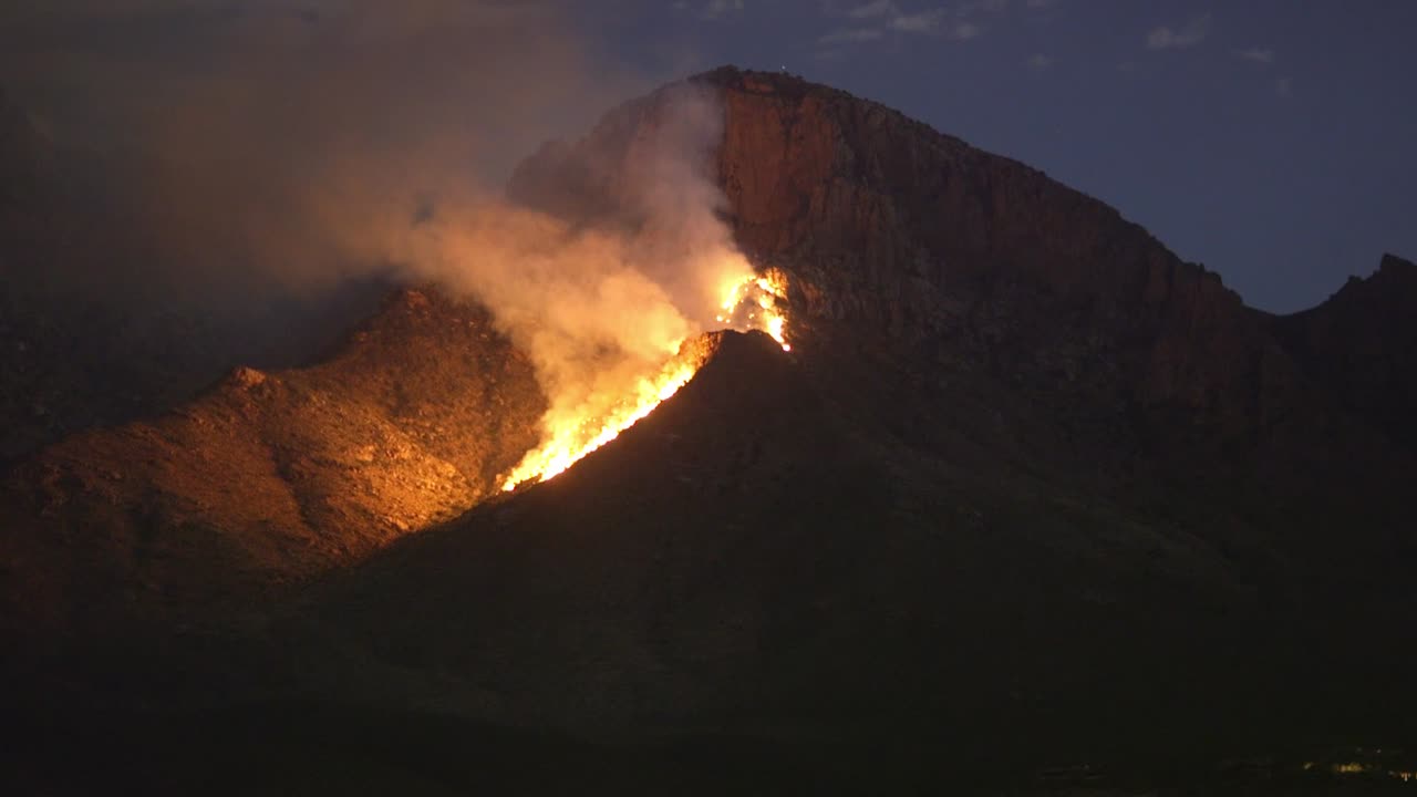 Incendio boschivo sulle colline sopra l'area urbana di Tucson, Arizona, USA