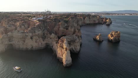 Luftaufnahme-Der-Felsformationen-Ponta-Da-Piedade-In-Lagos,-Portugal