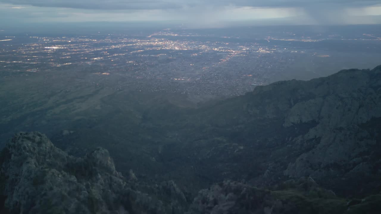 vista panorámica de las crestas montañosas de la cresta sandia con vistas a la ciudad de albuquerque en nuevo méxico