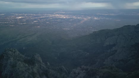 Panoramablick-Auf-Sandia-Crest-Mountain-Ridges-Mit-Blick-Auf-Die-Stadt-Albuquerque-In-New-Mexico