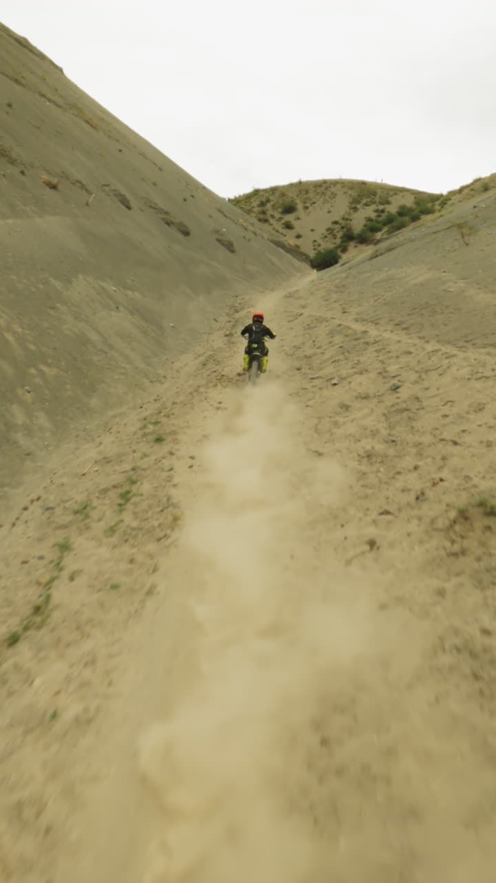 자전거 타는 자전거는 언덕의 땅에서 공허한 곳을 따라 운전합니다. 빠른 기계에서 전문 모터사이클리스트는 모토크로스 경주에 참여합니다. 극단적인 팬을위한 도전