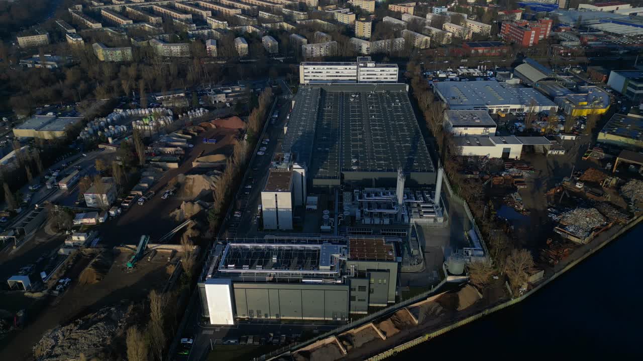 Grande complesso industriale moderno, che ospita data center e strutture di telecomunicazione, sistemi di raffreddamento sul tetto. Speed ramp hyper motion time lapse Splendida vista aerea del drone in discesa