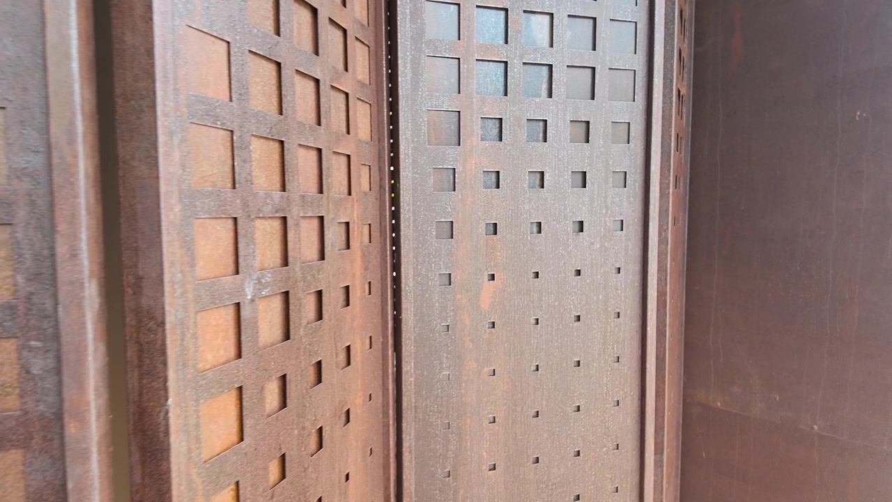 Close-up de painéis de aço envelhecidos com padrões de grade quadrada em Bangkok, Tailândia