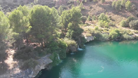 Pequeñas-Cascadas-En-Lagunas-De-Ruidera-En-Un-Día-Soleado,-España