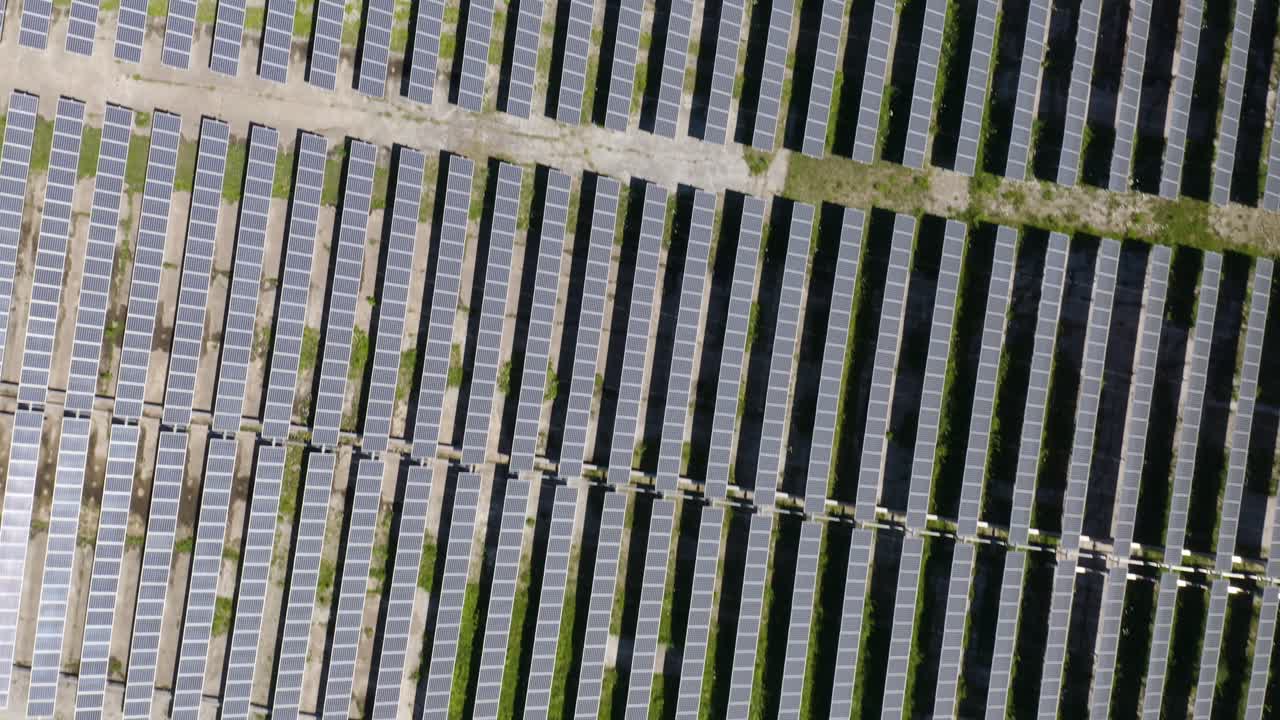 вид сверху вниз на ферму солнечных батарей, производящую экологически чистую возобновляемую энергию для питания мира и уменьшения последствий изменения климата