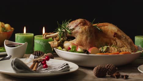 video de bandeja con pavo asado y diversos platos en superficie de madera