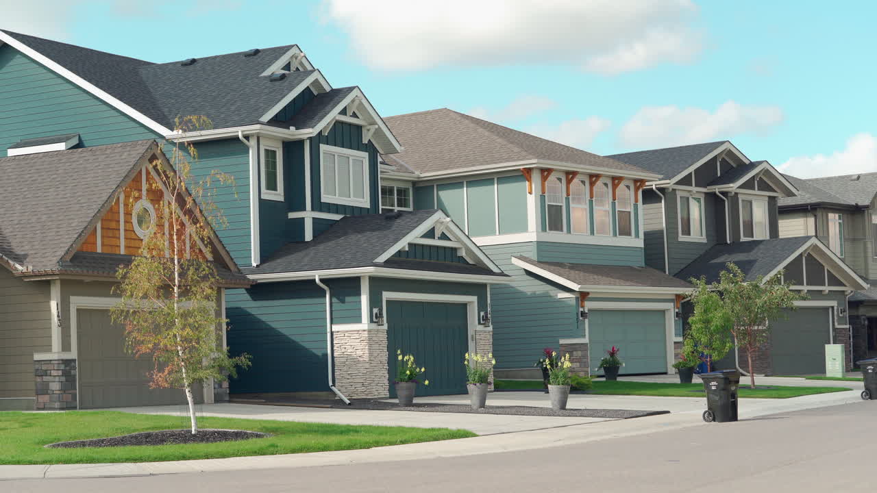 casas en suburbio en calle tranquila