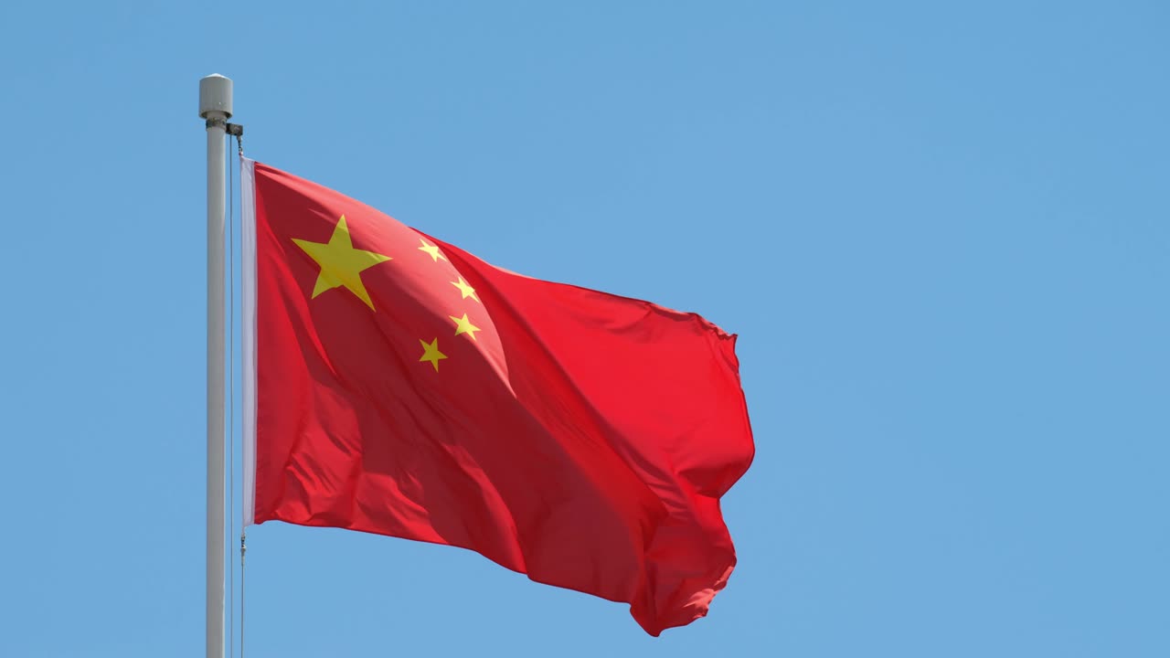 bandeira chinesa com céu azul