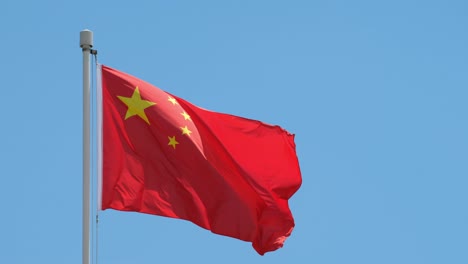 bandera china con el cielo azul