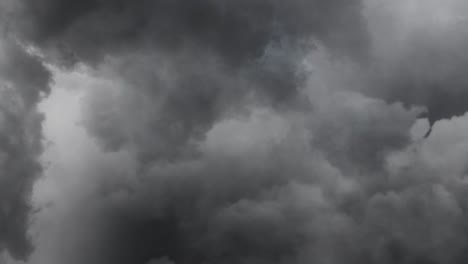 Espesas-Nubes-Grises-Y-Tormentas-Eléctricas