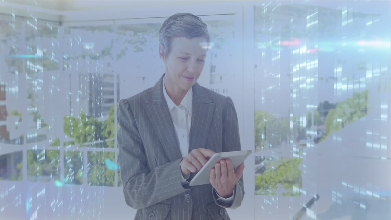 オフィスで、デジタルデータ処理アニメーションが表示されたタブレットを使用しているビジネスウーマン。