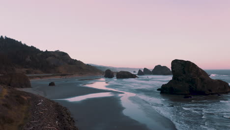 Drohne-Fliegt-Langsam-Vorwärts-Und-Zeigt-Einen-Teil-Des-Pacific-Highway-101-Und-Wunderschöne-Meeresstapel-Der-Küste-Von-Oregon,-Südoregon