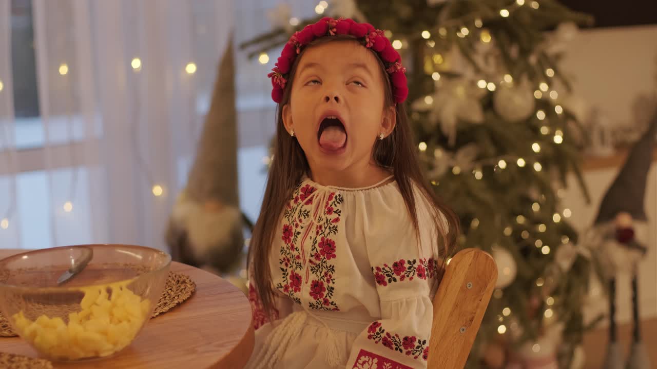 madre e hija preparándose para la celebración de navidad