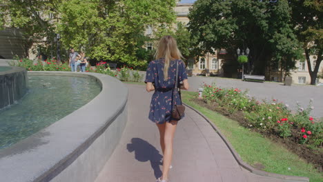 Schlanke-Frau-Ukrainisches-Model-Sightseeing-Hält-An,-Um-Den-Brunnen-Mit-Dem-Handy-Zu-Fotografieren