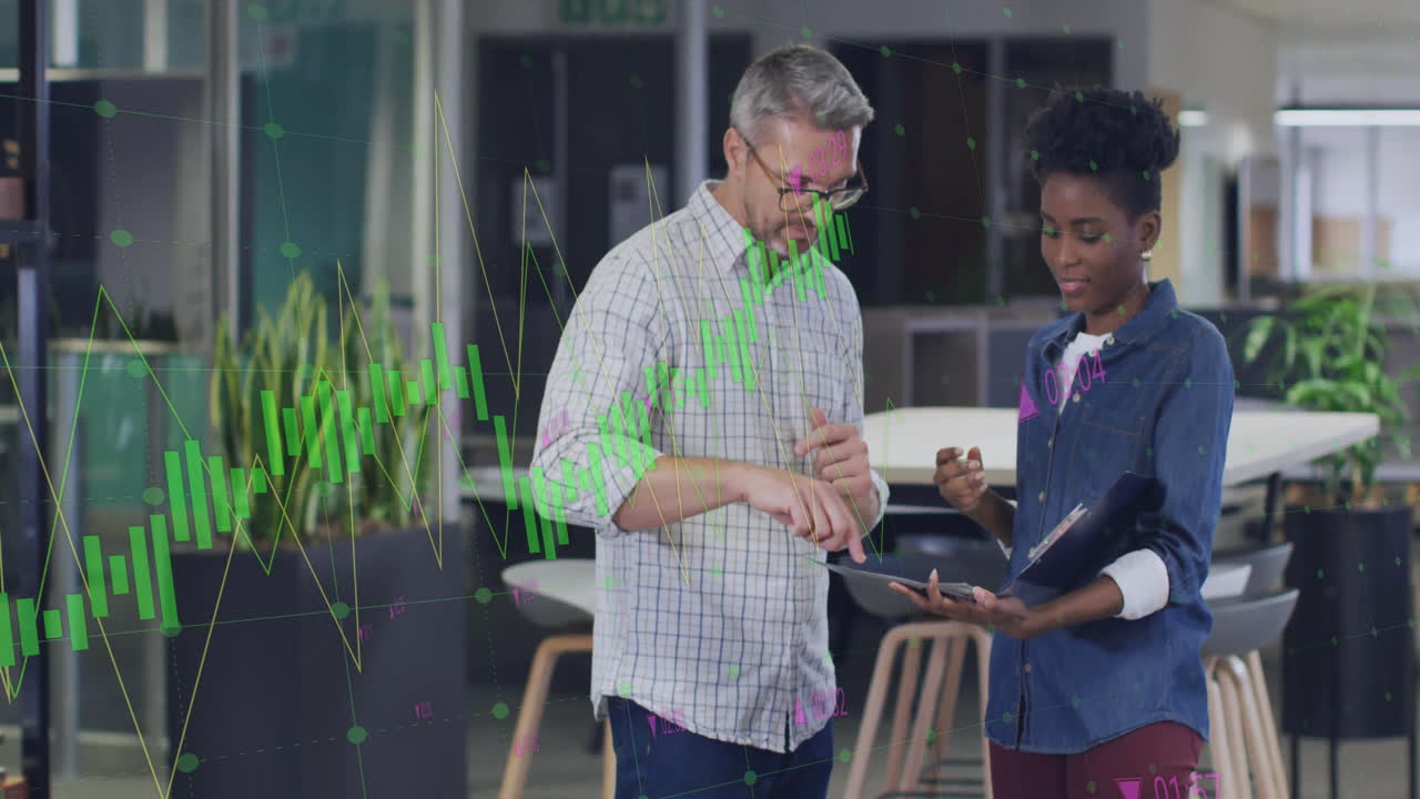 animación de diagramas y procesamiento de datos sobre diversos colegas que utilizan tableta en la oficina