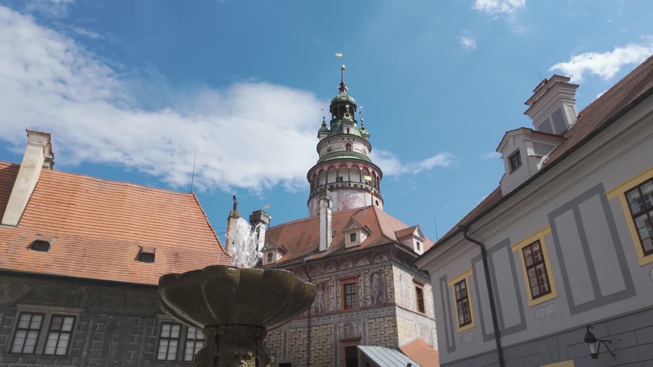 Panoramica verso l'alto dalla fontana alla Torre del Castello a Český Krumlov, Repubblica Ceca, che domina la città medievale e il paesaggio circostante