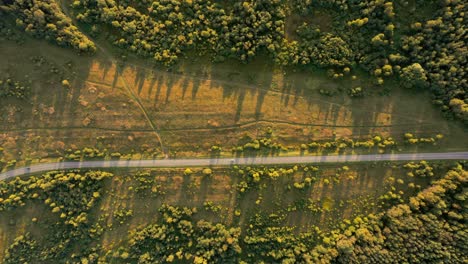 Vista-De-Arriba-Hacia-Abajo-De-La-Carretera-Rural-Aérea-Con-Automóviles-Y-Bosques,-Región-De-Moscú,-Rusia