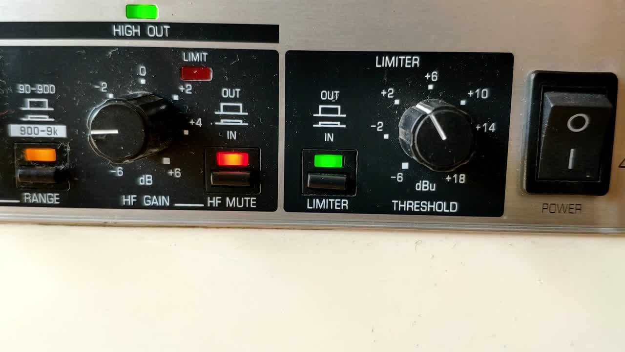 손잡이와 직사각형 led 피드백 표시등이 있는 오디오 장치