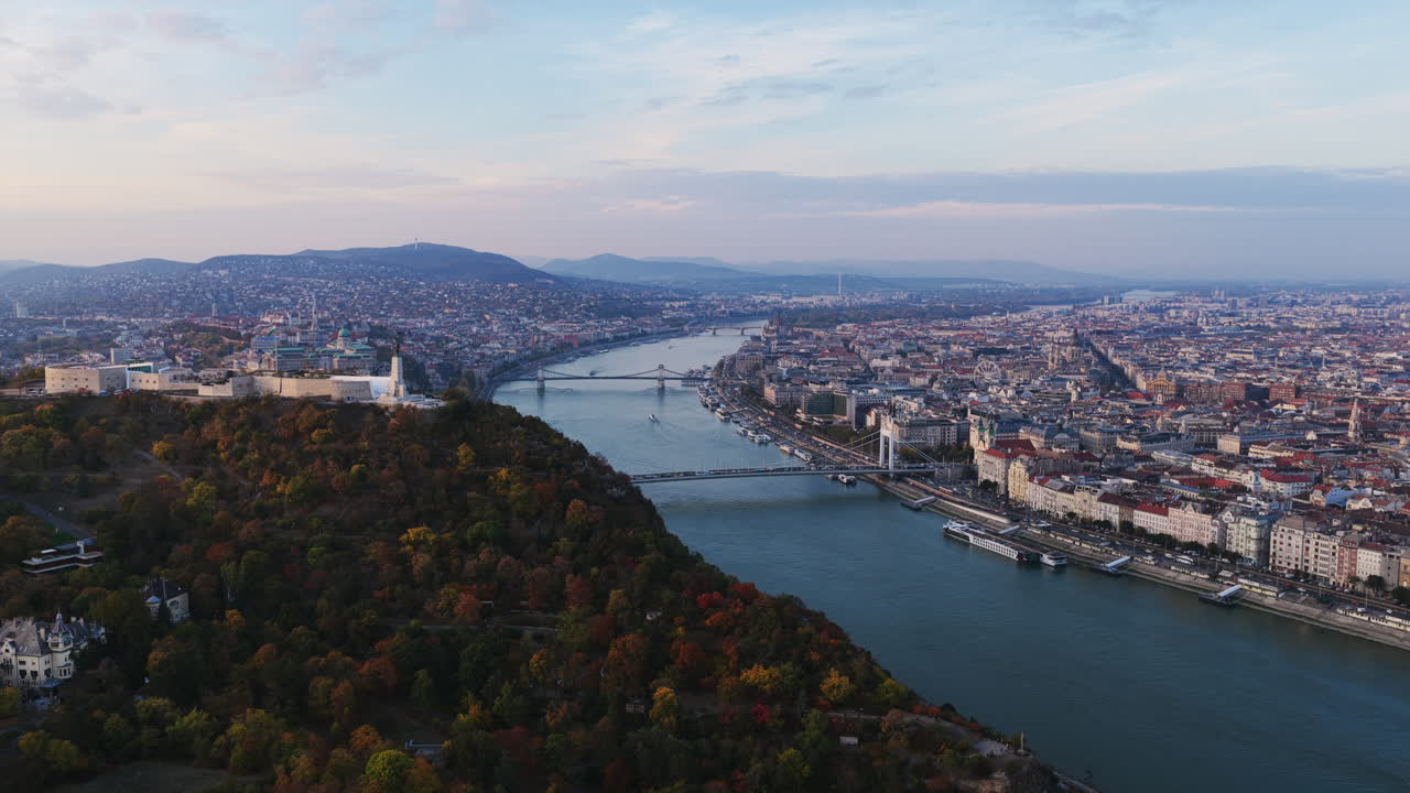 Una vista mozzafiato del colle Gellért e della Cittadella con il Danubio che serpeggia attraverso il centro di Budapest e le dolci colline di Buda sullo sfondo