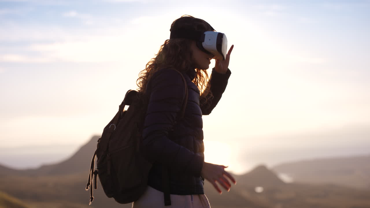 mujer caminando con auriculares vr al atardecer