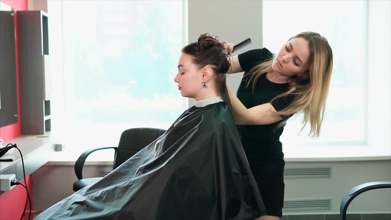 Donna che si fa tagliare i capelli in un salone di parrucchieri