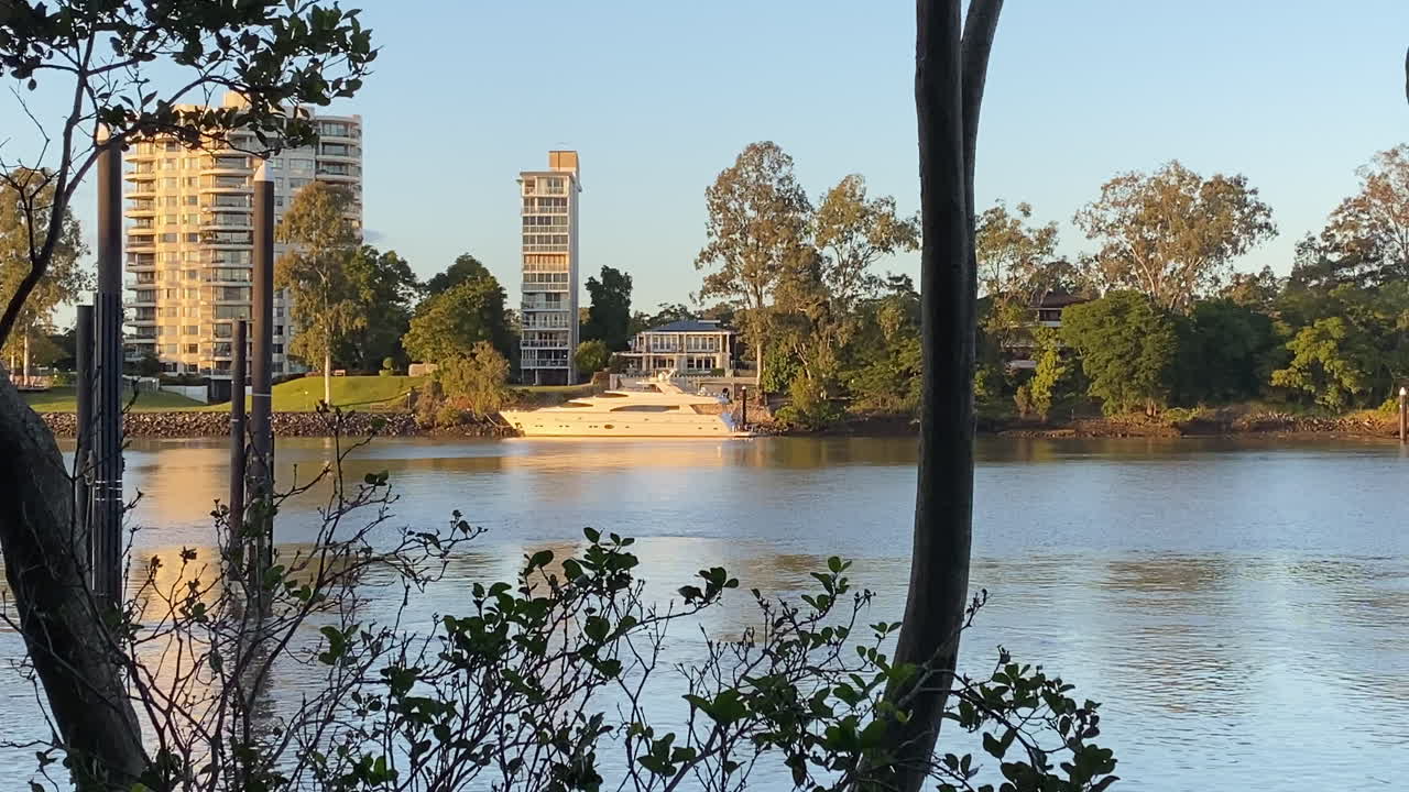퀸즐랜드 호주 브리즈번 강에 정박한 대형 흰색 고급 보트