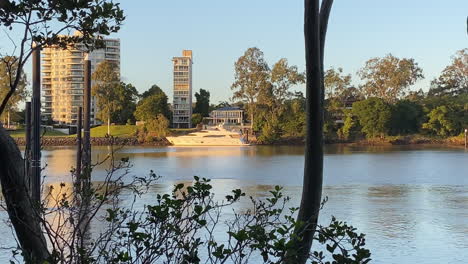 Gran-Barco-De-Lujo-Blanco,-Amarrado-En-El-Río-Brisbane,-Queensland-Aus