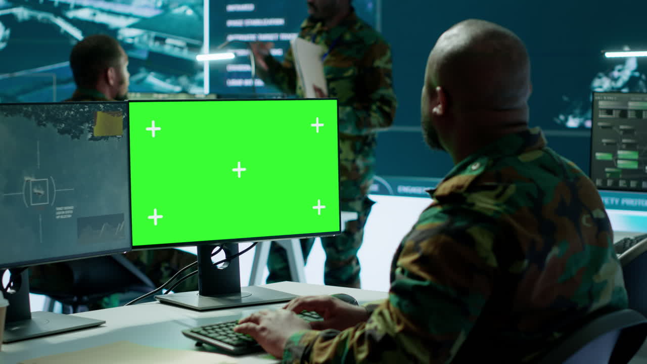 soldado analizando datos en tiempo real junto a la pantalla verde en la oficina de alta tecnología