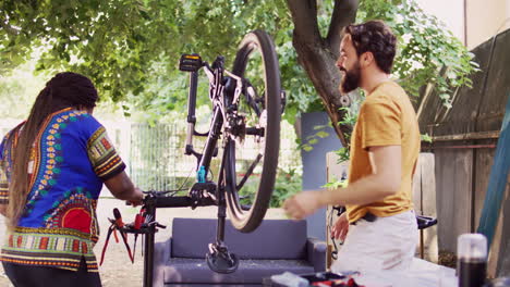 pareja saludable reparaciones de bicicleta en el patio