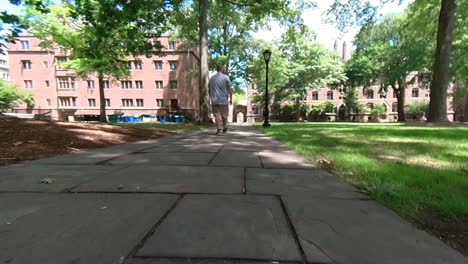 tiro bajo de hombre caminando por 4k