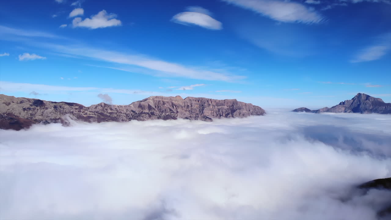 picos de montaña sobre las nubes