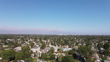 vista aérea de la quema de incendios forestales en los ángeles
