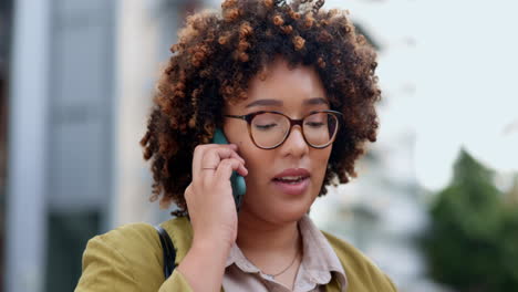 llamada telefónica, risa y mujer de negocios en la ciudad