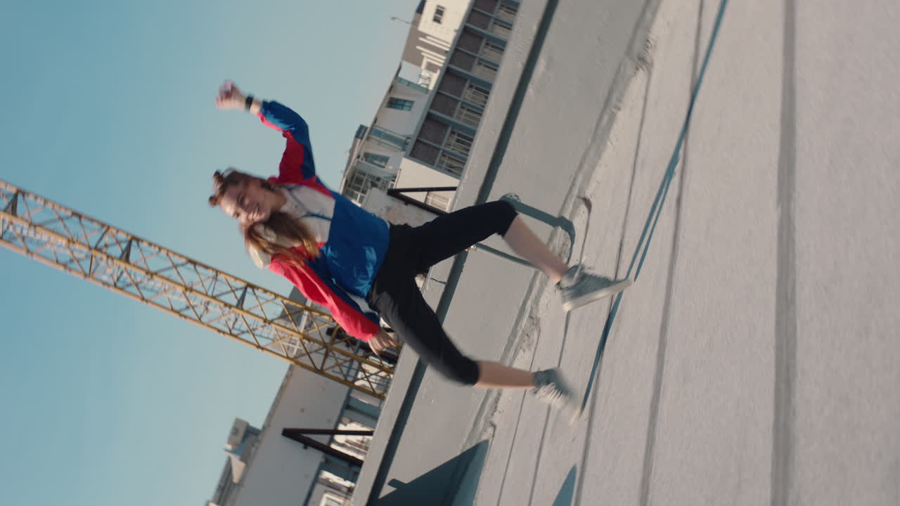 옥상에서 춤을 추는 재미있는 여자 축하하는 바보 같은 춤을 즐기는 재미있는 미친 댄서 소녀 도시에서