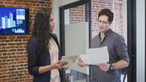 Man-and-woman-discussing-at-office